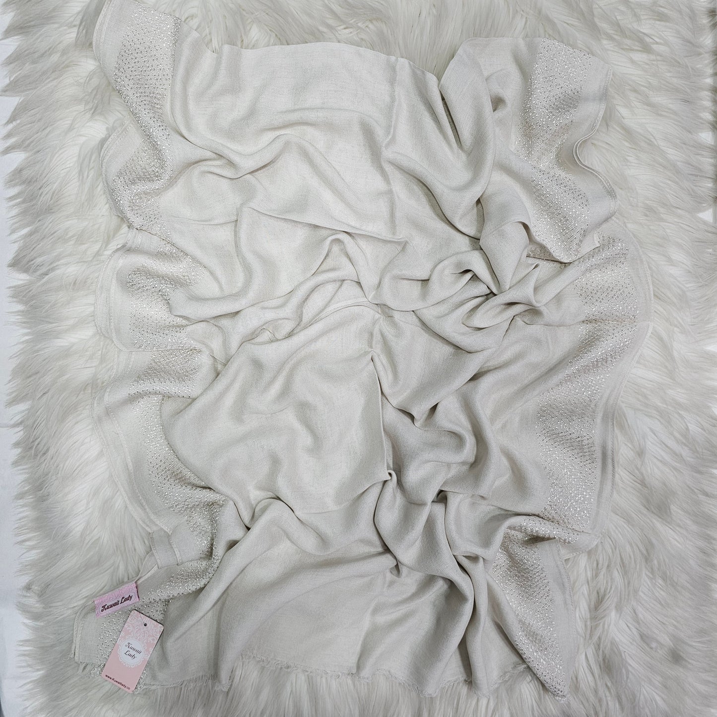 وشاح من الكتان بتطريز مزدوج