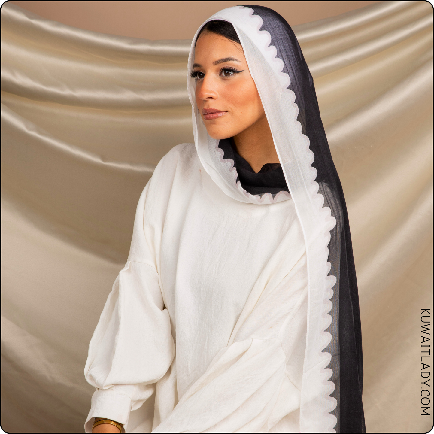 وشاح من الكتان متعرج